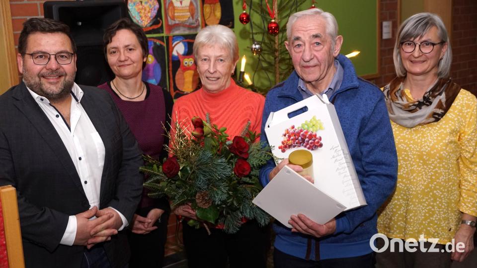 Vorsitzende Maria Frauenholz (rechts), Bürgermeister Thomas Kaufmann und Kreisfachberaterin Manuela Pappenberger (von links) überreichten an Ehrenvorsitzenden Wilhelm König (mit Ehefrau Rosa) Urkunde und Ehrennadel des Landesverbandes. Bild: bkr