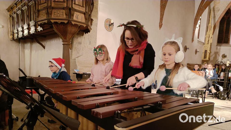 Schlagzeuglehrerin Saskia Jahreis zusammen mit ihren Schülern an der Marimba. Bild: Musikschule Marktredwitz/exb