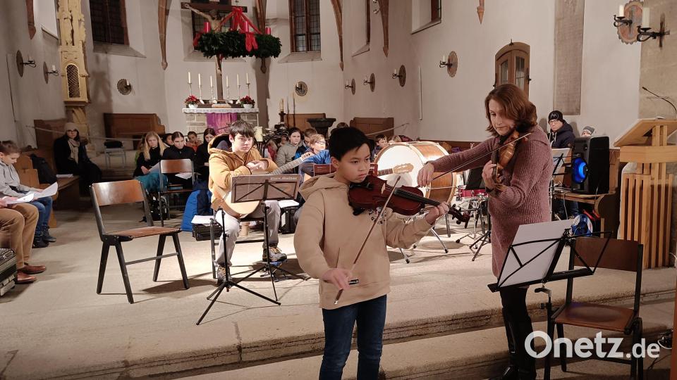 Ming Quang Nguyen und seine Geigenlehrerin Radoslava Boneva hatten eine „Bauernkantate“ von Johann Sebastian Bach vorbereitet. Bild: Musikschule Marktredwitz/exb