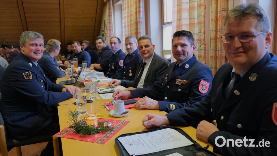 Bei der Jahreshauptversammlung wählten die Mitglieder der Feuerwehr Teunz einen neuen Vorstand. Bild: Tobias Krafczyk/exb