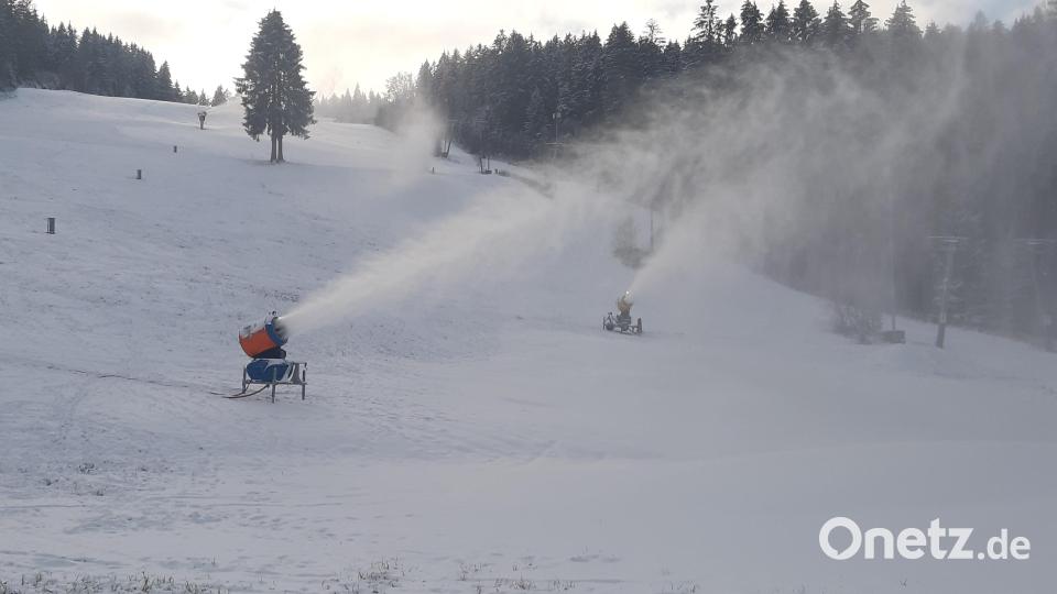 Derzeit wird die rechte Liftauffahrt beschneit. Bild: gis