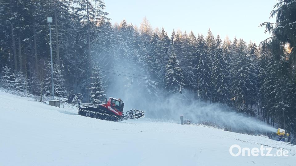 Derzeit wird die rechte Liftauffahrt beschneit und – soweit möglich - mit der Pistenraupe präpariert. Bild: gis