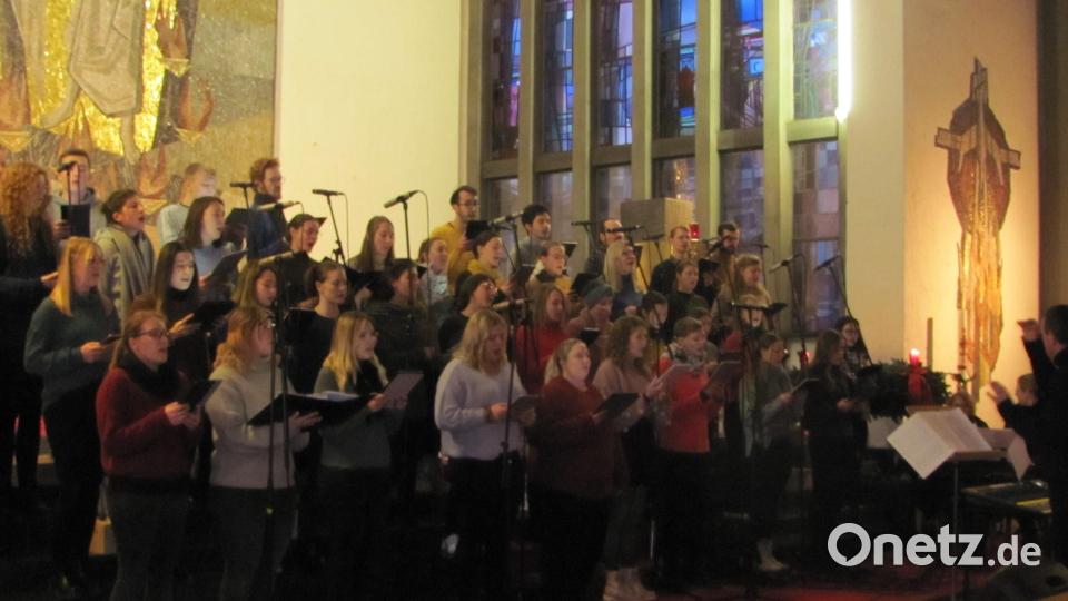 Dass einige Sängerinnen und Sänger krankheitsbedingt fehlen, wirkt sich nicht auf die Qualität des Konzertes am Sonntag durch den Teeniechor aus. Stimmgewaltig wie immer bietet das Ensemble ein abwechslungsreiches teils besinnliches, teils schwungvolles Weihnachtsprogramm. Gefühlvoll geleitet von Wolfgang Ziegler. Bild: sei