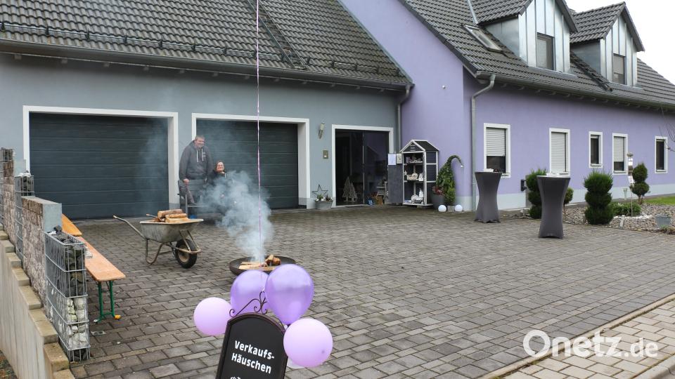 Für die Kundschaft hatten Martina und Claus Reger ein gemütliches Ambiente an der Feuerschale vorbereitet. Bild: rpp