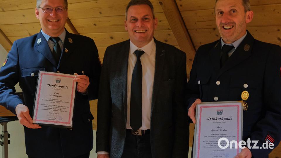 Bürgermeister Norbert Eckl (Mitte) bedankt sich bei den ausscheidenden Vorstandsmitgliedern Adolf Hammer (links) und Günther Neuber (rechts). Bild: Tobias Krafczyk/exb
