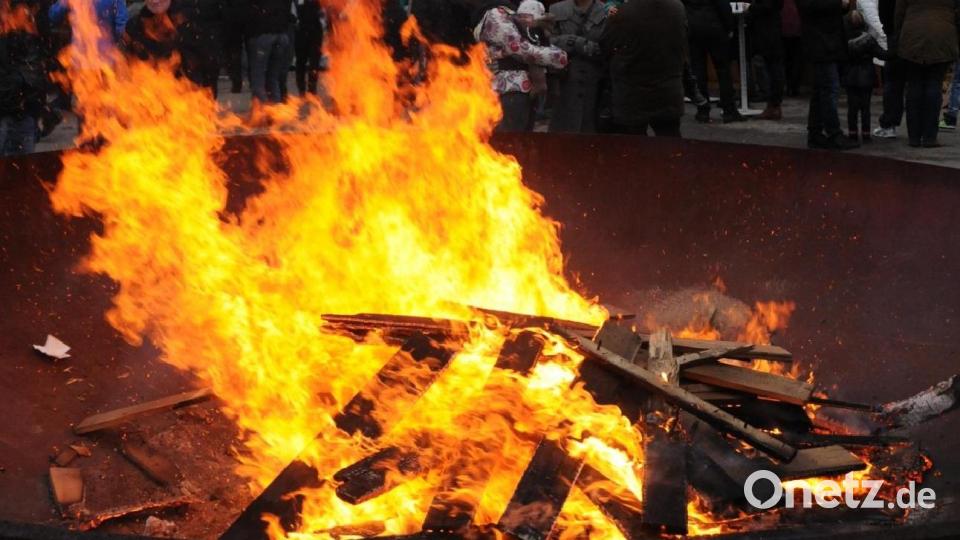 Die mächtige Feuerschale sorgt auch heuer wieder im Verein mit den Koksöfen für genügend Wärmestellen auf dem Markt. Bild: ige