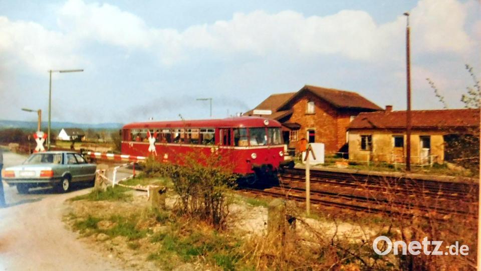 Ein LVT (Leichter Verbrennungstriebwagen), Baureihe 795 und 798, stoppte regelmäßig an der Haltestelle. Im Volksmund wurde der LVT auch „Ferkeltaxe“ oder „Rüttelplatte“ genannt. Bild: Archiv Werner Veigl/exb