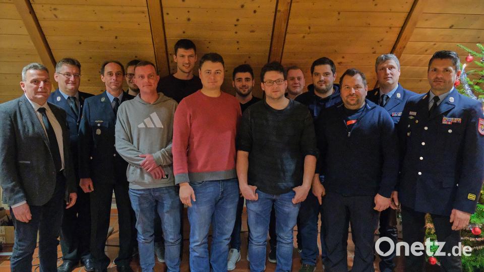 Die neue Führungsriege bei der Feuerwehr Teunz bilden erster Vorsitzender Christian Kühner und zweiter Vorsitzender Alexander Prey (vorne Mitte). Bild: Tobias Krafczyk/exb