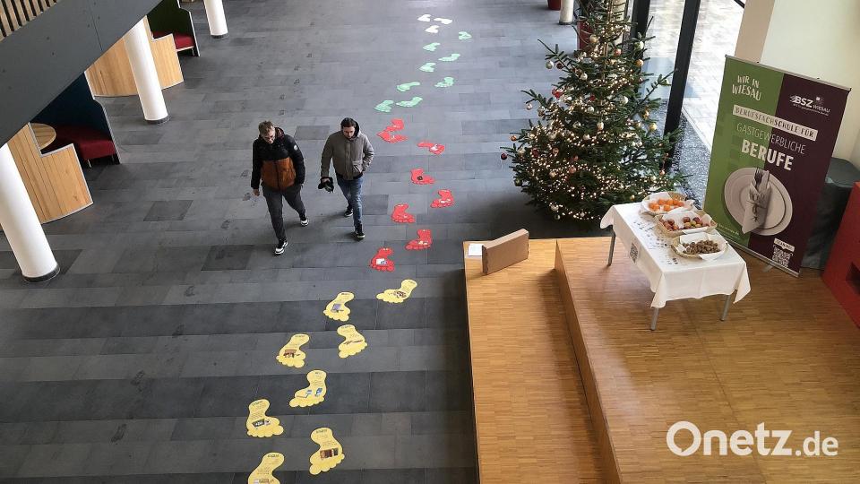 Derzeit schmücken bunte Fußabdrücke die Aula der Berufsschule. Sie sind das äußere Zeichen dafür, dass sich die Einrichtung auf den Weg macht, eine Klimaschule zu werden. Bild: wro