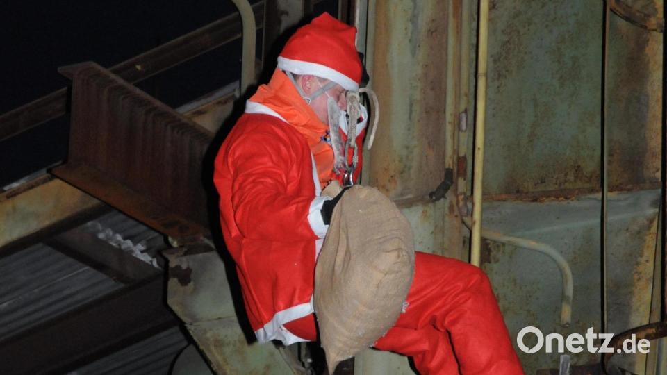 Der Nikolaus seilt sich heuer wieder zweimal vom Hochofen ab. Bild: ige