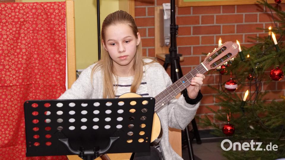 Lena Melzner gestaltete den besinnlichen teil des Abends mit ihrer Gitarre. Bild: bkr