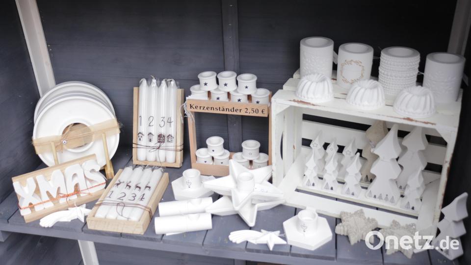 Ein Blick in das Häuschen zeigt eine Vielzahl von weihnachtlichen Dekoartikeln. Bild: rpp