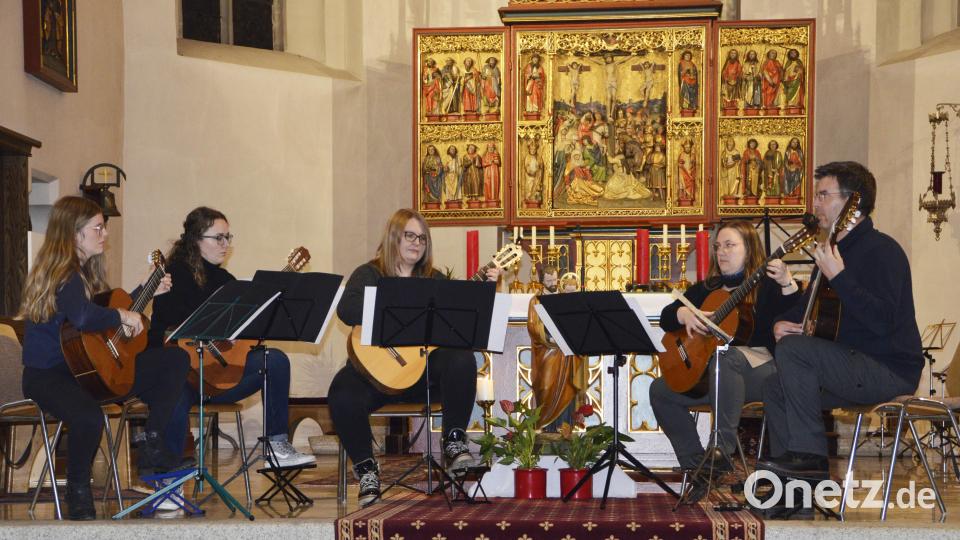 Das Gitarrenensemble unter der Leitung von Matthias Rieß Bild: zch