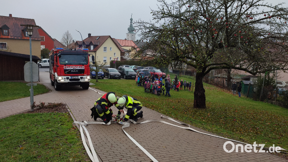 Im Freigelände beobachteten die Kindergartenkinder den Aufbau der Schläuche bei der Einsatzübung. Bild: xs