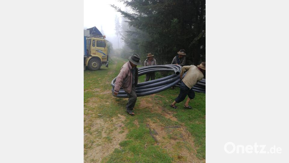 Die Wasserversorgung erfordert harte Arbeit des ganzen Dorfes. Bild: mma