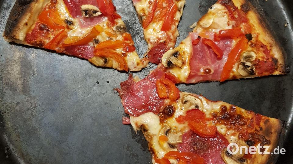 Knusprig, saftig, lecker: Selbstgemachte Pizza aus dem Steinofen ist ein Genuss. 300 Stück davon zuzubereiten nicht. Bild: Tobias Gräf