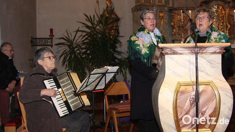Das Gesangsduo Marianne Helm und Sigrun Hartung (von rechts) wurde begleitet von Akkordeonistin Gudrun Arnold (links). Bild: wro