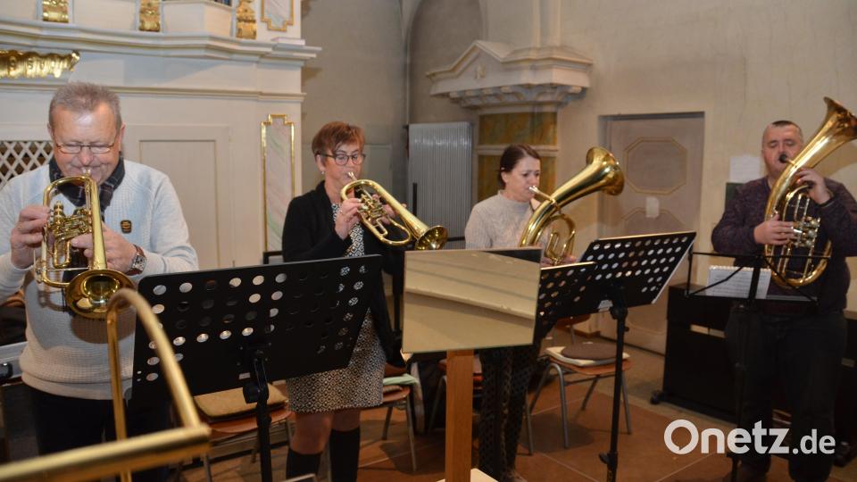 Den adventlichen Gruß &quot;Gott griaß enk Leut&#039;l&quot; schickt das Bläserquartett der Stadtkapelle Pleystein in den Kirchenraum hinaus. Bild: dob