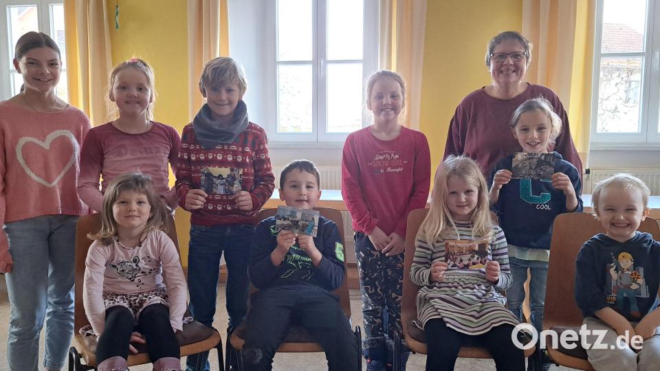 Stolz zeigten die Kinder des evangelischen Kindergottesdienstes ihre Danksagungskarten die sie vom Verein Hoffnung für Menschen für ihre Spende erhalten haben und bekamen so einen Einblick wie die Kinder in Indien leben. Bild: sei