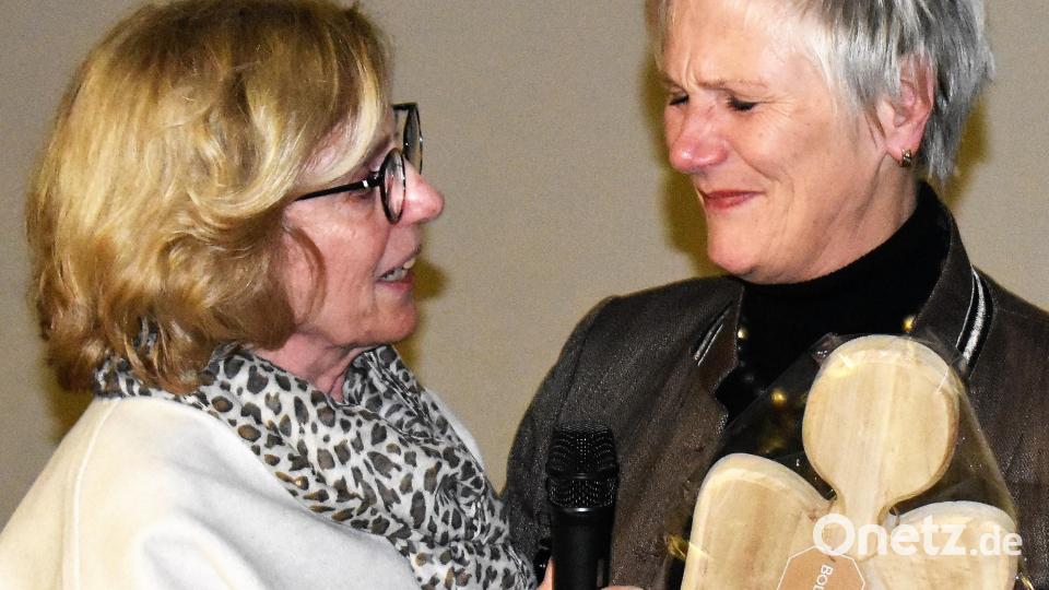 Frauenbund-Vorsitzende Doris Schreglmann (links) dankte bei Anita Stauber mit einem Engel. Bild: rgr