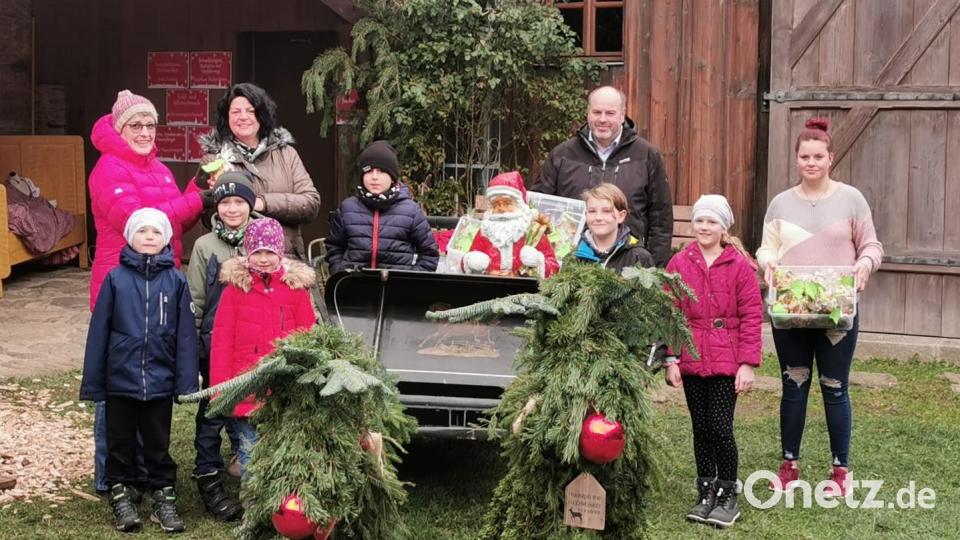 Seniorenbeauftragte Beate Ott nahm stellvertretend von Pia Lang und weiteren Vertretern aus dem Nachwuchs der Ringelstein-Schützen die Plätzchen in Empfang. Am Samstag vor dem 4. Advent wird das Backwerk den Senioren in der Marktgemeinde Bad Neualbenreuth persönlich übergeben. Bild: Pia Lang/exb