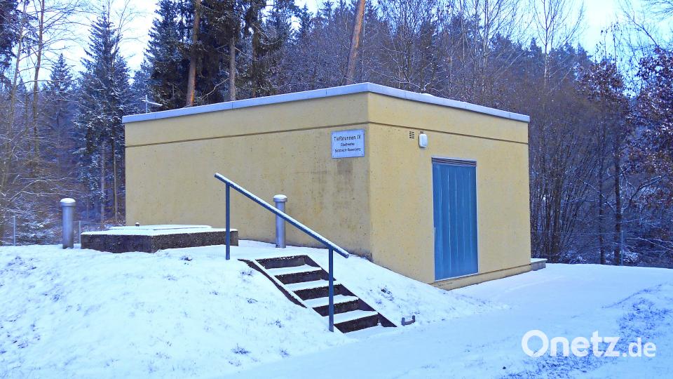 Brunnen IV in Breitenbrunn sicherte mit rund 470 000 Kubikmeter Wasser im Jahr 2021 einen großen Teil der Sulzbach-Rosenberger Trinkwasserversorgung. In unmittelbarer Nähe hat die Stadt ein Grundstück angekauft, um im Bedarfsfall bei fortschreitender Erwärmung weitere Brunnen bohren zu können. Bild: Stadtwerke Sulzbach-Rosenberg