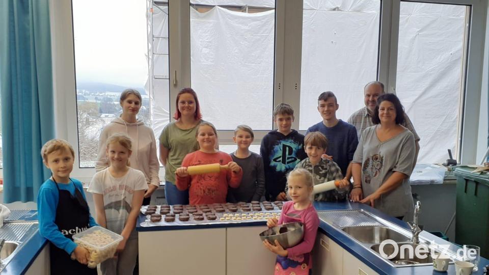 Die Nachwuchstruppe der Ringelstein-Schützen zusammen mit Pia Lang und Zweitem Vorsitzenden Günter Kraus (von rechts) bei der Plätzchenbackaktion in der Küche der Schule in Bad Neualbenreuth. Bild: Pia Lang/exb