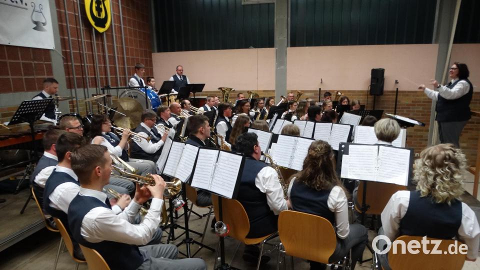 Zum 44. Mal veranstaltete die Werkvolkkapelle Schlicht ihr vorweihnachtliches Benefizkonzert, dirigiert von Sabine Kredler. Bild: ct