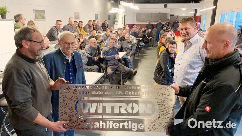 Ein mehr als herzlicher Empfang für den neuen Boss: Die Mitarbeiter der übernommenen Firma Voit gratulieren ihrem künftigen Inhaber Walter Winkler (Zweiter von links) mit einem Werkstück zum Geburtstag. Auch der scheidende Inhaber und künftige Witron-Mitgeschäftsführer Stefan Voit (Zweiter von rechts) freut sich mit seiner Belegschaft. Bild: Gabi Schönberger