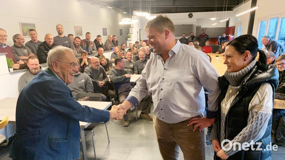 Partner per Handschlag: Walter Winkler (links) und Stefan Voit (mit Ehefrau Margit) verstehen sich gut. Bild: Gabriele Schönberger
