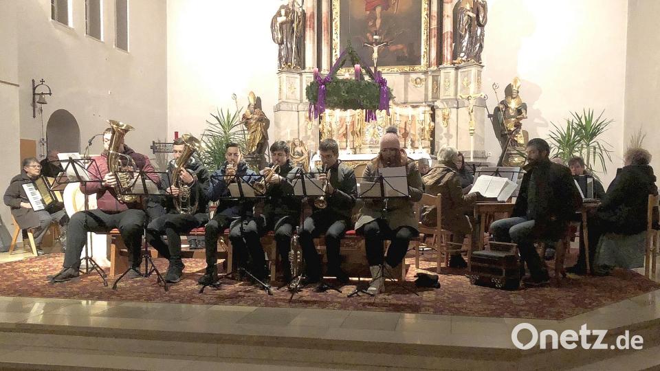 Für stimmungsvolle Momente beim Adventssingen in der Pfarrkirchen Sankt Michael Wiesau sorgten auch die &quot;Jungen Bläser&quot; aus den Reihen des Musikvereins Wiesau und Umgebung. Bild: wro