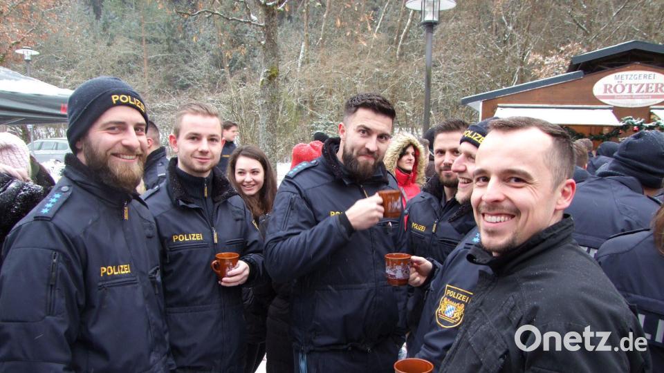 Studierende der Polizei-Hochschule bei einer Tasse Punsch für den guten Zweck. Bild: Thomas Scheuring/exb