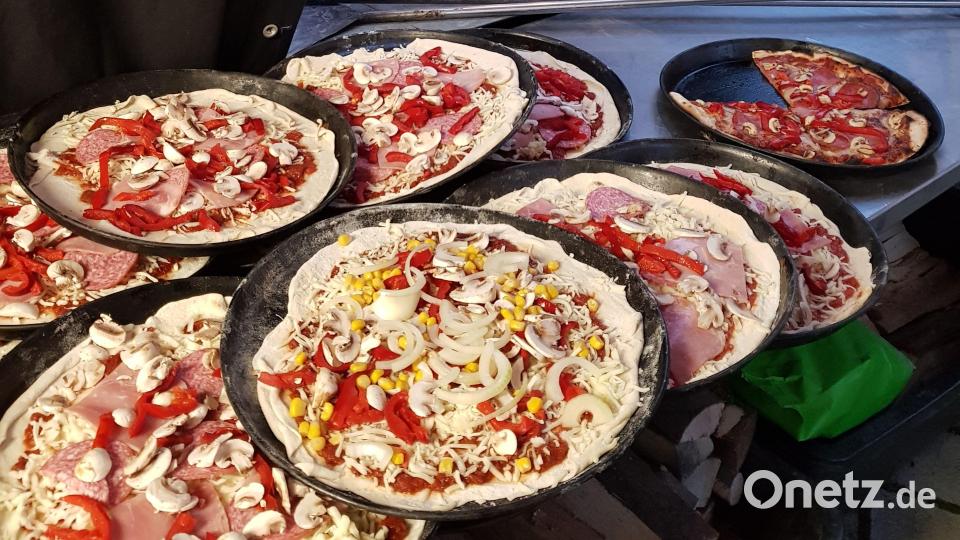 Die vorbereiteten Pizzen warten darauf, im Steinofen bei rund 400 Grad gebacken zu werden, um danach am Weihnachtsmarkt unter das hungrige Volk gebracht zu werden. Bild: Tobias Gräf