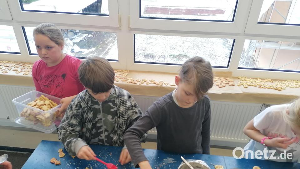 Die Mädchen und Buben des Schützenvereins Ringelstein Ottengrün beim Plätzchenbacken in der Küche der Schule in Bad Neualbenreuth. Bild: Pia Lang/exb