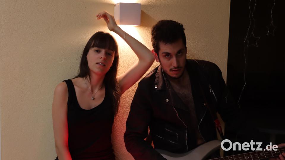 Lisamarie Berger und Nils Dirscherl spielen Nancy Spungen und Sid Vicious . Bild: Maria Oberleitner/exb