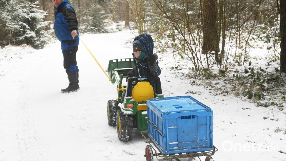 Auf dem Weg zum Waldkindergarten. Ariane reist in der Box mit. Bild: Gabi Schönberger