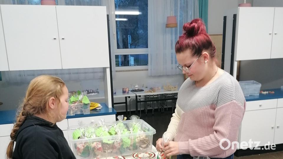 Nach dem Verpacken der Plätzchen wurden die Tüten noch mit weihnachtlichen Anhängern geschmückt. Bild: Pia Lang/exb