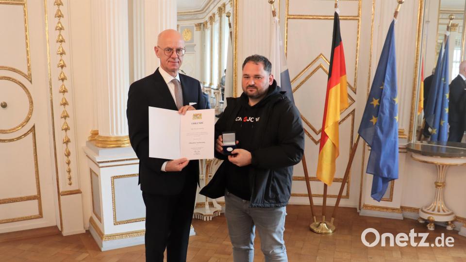 Thomas Schaffer aus Krummennaab (Landkreis Tirschenreuth) schritt sofort ein als ein Mann auf einem Supermarktparkplatz in Weiden einen Herzinfarkt bekam. Bild: Regierung Oberpfalz/exb