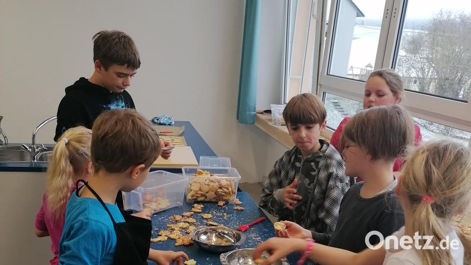 Die Mädchen und Buben des Schützenvereins Ringelstein Ottengrün beim Plätzchenbacken in der Küche der Schule in Bad Neualbenreuth. Bild: Pia Lang/exb