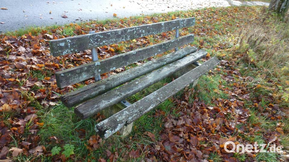 Über die Wintermonate erneuert der OWV Altglashütte marode Ruhebänke rund um die Silberhütte. Bild: Siegfried Walter/exb