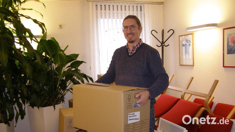 Allgemeinarzt Tobias Kunz packt beim Umzug selbst mit an. Die Kisten sind auch im ehemaligen Wartezimmer aneinander gereiht. Bild: pz