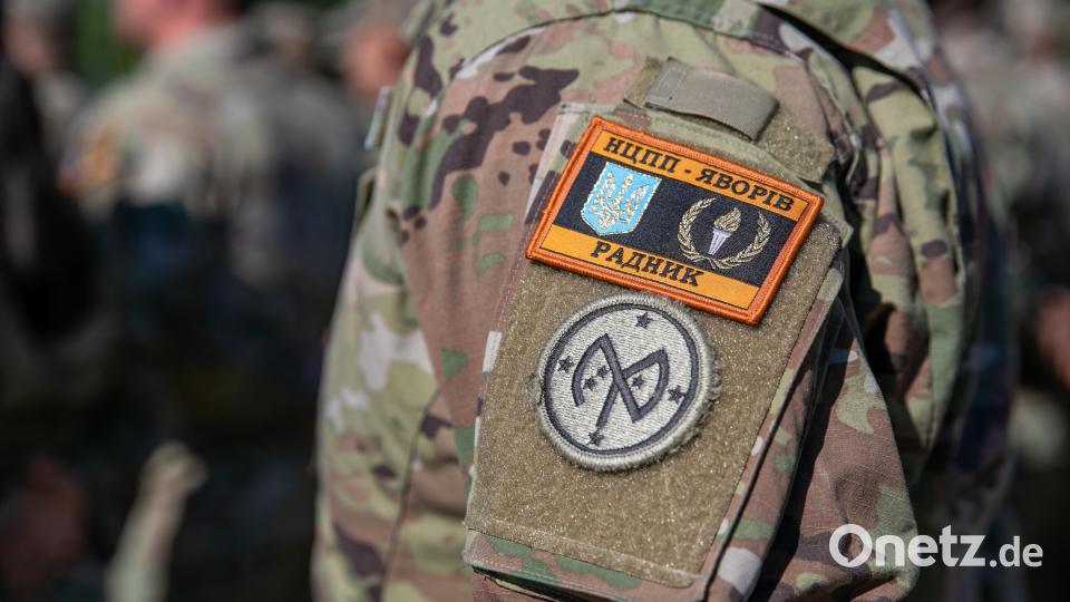 Ein US-Soldat der "Task Force Orion" in Grafenwöhr mit dem "Combat Training Center-Yavoriv Advisor Patch". Der US-Verband bildet ukrainische Soldaten aus. Bild: Sgt. Spencer Rhodes