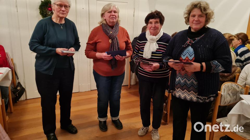 Essensgutscheine für ihre Engagement im Frauenbund Mockersdorf erhielten Barbara Ziegler (von links) und Regina Krywinski sowie Brigitte Ziegler (rechts). Agnes Horn (Zweite von rechts) wurde darüber hinaus zur ersten Ehrenvorsitzenden des Zusammenschlusse ernannt. Bild: Brigitte Schindler/exb
