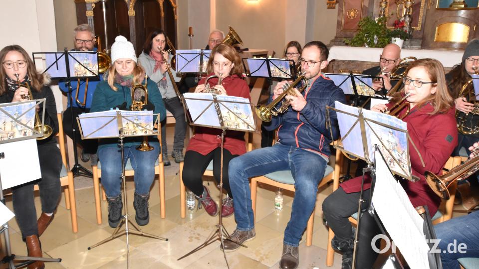 Ein Teil der Mitglieder des Posaunenchors Illschwang beim Auftritt in der Kirche St. Veit. Bild: no