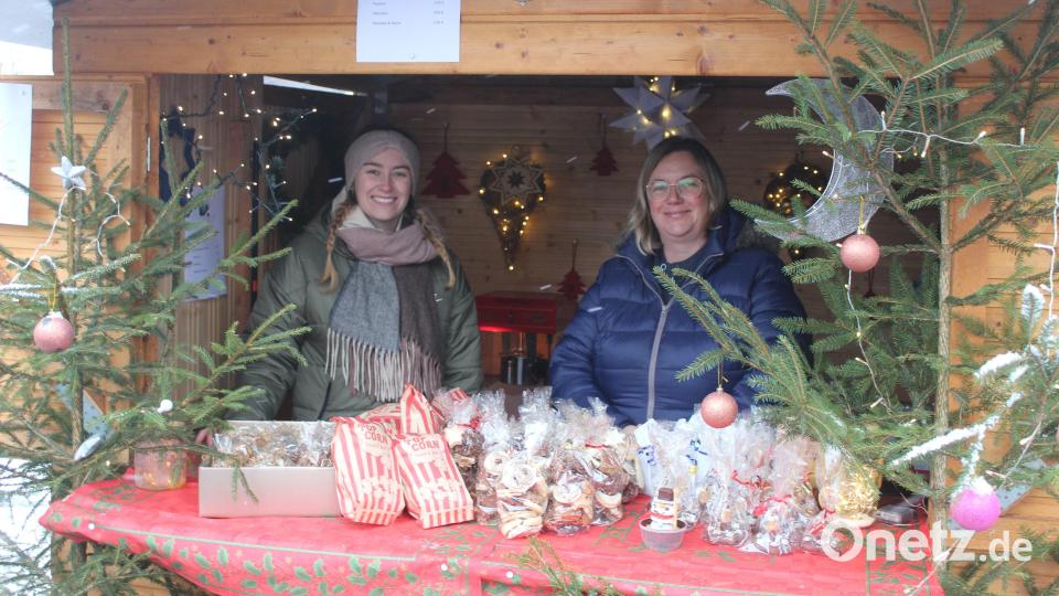 In den weihnachtlich geschmückten Buden gab es viele Sachen zu kaufen. Bild: soj