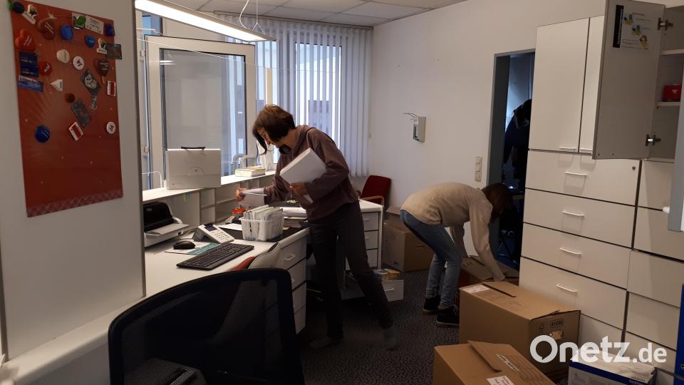 Aufbruchsstimmung in der Arztpraxis. Seit Mitte der Woche ist das Team mit den Arbeiten für den Umzug beschäftigt. Bild: pz
