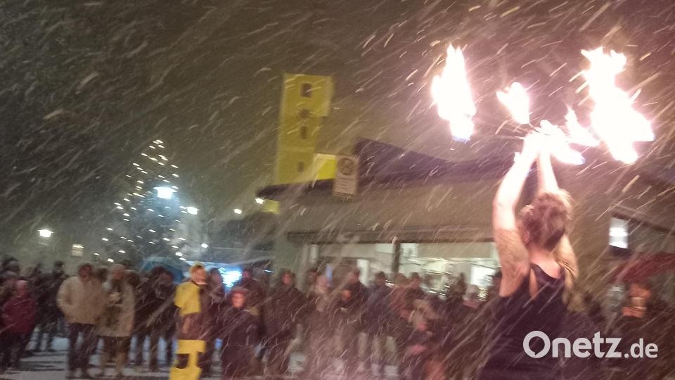 Eine Feuershow begeisterte trotz Schneetreibens die zahlreichen Zuschauer. Bild: soj