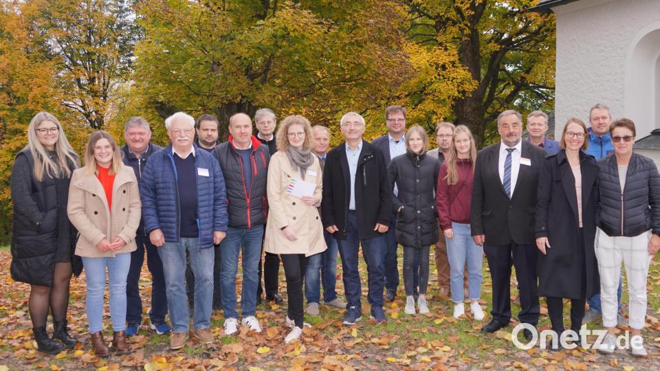 Die Bewertungskommission mit Vertreter des Amt für ländliche Entwicklung, den Hostauer Bürgermeister Miro Rauch, und Bürgerinnen und Bürger aus der Marktgemeinde Waldthurn, die die Gemeinde am Fuße des Fahrenberg im Oktober 2022 vorstellten Archivbild: fvo