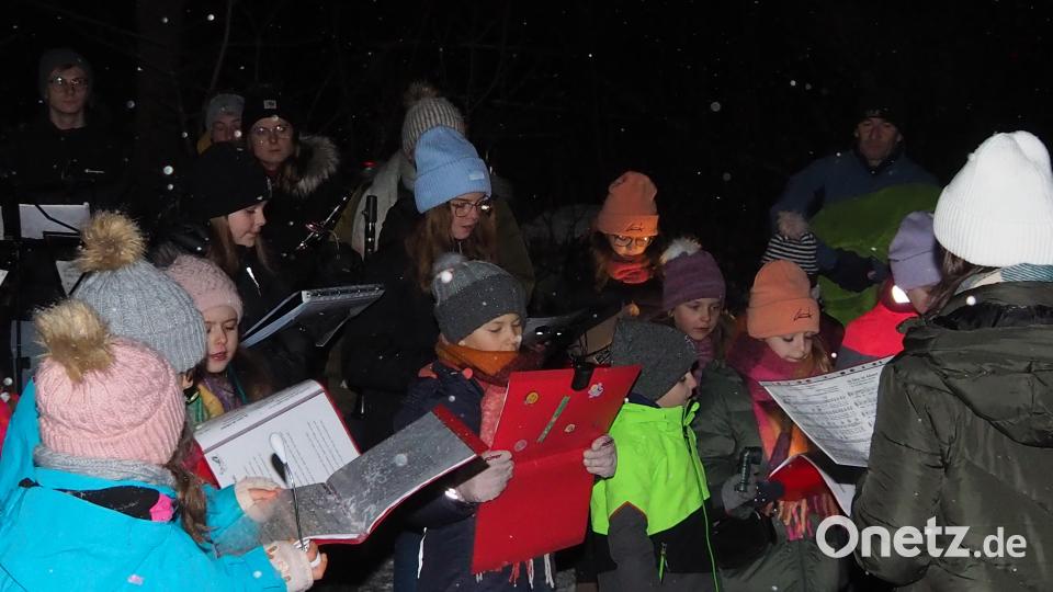 Die CantiKids unter Leitung von Manuela Grünauer bezaubern die Besucher der Waldweihnacht mit ihren Liedern. Bild: fla