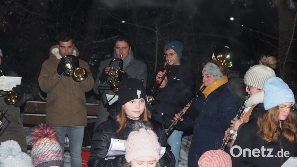 Eine Bläsergruppe der Trachtenkapelle Waldthurn spielt weihnachtliche Lieder. Bild: OWV